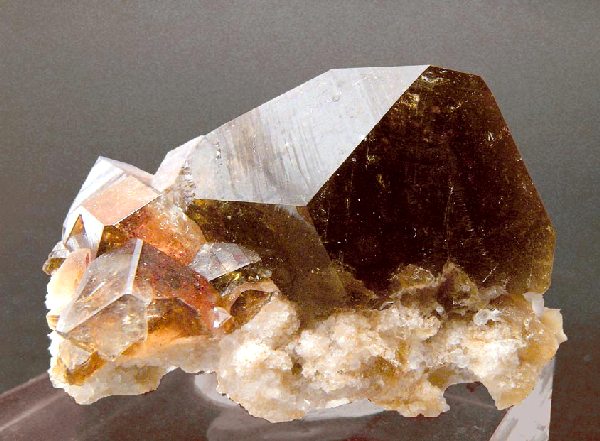 Горнорудное неметаллическое сырьё. Магнезит (минерал класса карбонатов).